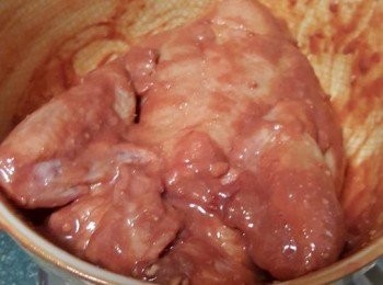 step1: 春雞清洗乾淨，用廚房紙吸乾雞肚內和雞皮的水份，再把醃料均勻抹上雞肚內和雞身上，用保鮮紙包好醃2小時