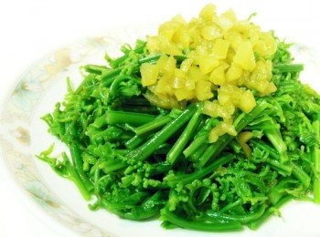 step1: 過貓入滾水加一點點油川燙熟.馬上放入冷水中撈起瀝乾可保持鮮綠.