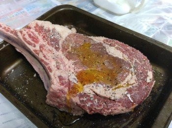 step3: 用鹽， 黑椒 (我還加了些在韓國買的洋蔥蒜粉) 塗抹在表面， 再下橄欖油抹勻， 用錫紙包裹牛骨柄