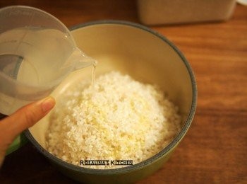 step5: 5.使用冷水，將200ML與米同等的水倒入鍋中。