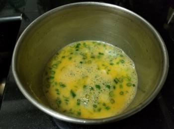 step3: 加少少糖，胡椒粉，雞粉，黑椒，蔥粒打好備用