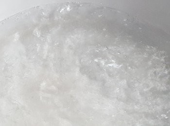 step1: 燒熱一鍋滾水，將意粉煮至8成熟(或按包裝袋烹煮時間)，備用。