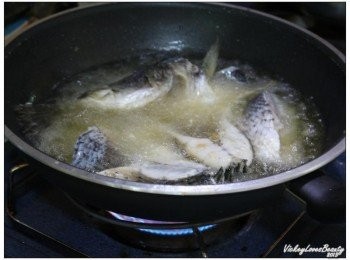 step4: 利用剛才炸薑蔥的油鍋，放入巳切塊的澳洲尖吻海鱸魚塊，先將魚的水份拭乾後放入熱油鍋內，炸至魚皮呈微焦狀後起鍋備用，