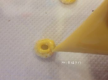 step2: 將早餐脆圈圈放在廚房紙巾上，再用檸檬巧克力在脆圈圈上擠滿