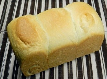 step8: 烤好後將土司放在散熱架上~放涼後再切