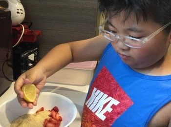 step5: 將量好的糖倒進已切好的士多啤梨中