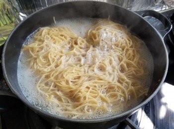 step2: 先將蝦子麵烚熟，瀝乾水。