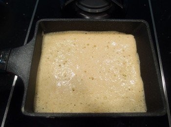 step5: 將麵糊鋪平在平底鍋裡煎 成麵皮。