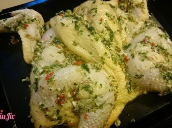 step4: 反轉，用打好的醬汁倒在雞上擦勻，放雪櫃醃兩小時。