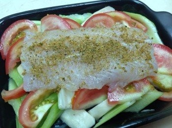 step2: 多利魚抹上米酒＞塩＞義大利綜合香料、擺在蔬果上方