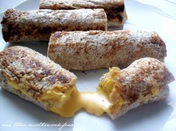 step4: 下鍋放點奶油小火慢慢煎至裡面起司融化~