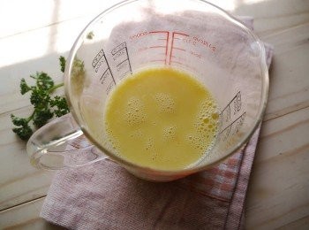 step1: *將蛋與牛奶稍為打勻，讓空氣打入~增加蛋的澎鬆感~