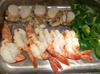 step10: 將海鮮和青椒放入南瓜盅攪混即成。