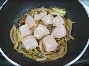 step3: 放入醃好的雞肉煮至熟^^