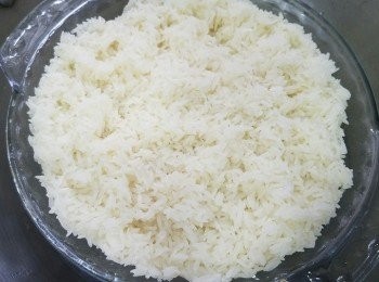 step3: 先喺盤掃上少少油，再放上糯米。糯米要蒸40 分鐘； 先蒸 15 分鐘，開蓋喺飯面再淋啲雞湯，重覆 1 次，再放上蝦干，蒸埋最後 10 分鐘。