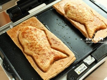 step6: 待酥皮烤成漂亮的咖啡色後即可取出，趁熱享用。