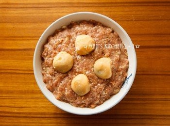 step4: 最後將鹹蛋黃切半後舖在肉餅上，放入電鍋中蒸15~20分鐘就完成了。