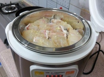 step5: 當烹調時間倒數到10分鐘的時候，把盛有粉絲和魚的內膽III曡在內膽ll上面， 蓋上煲蓋繼續蒸飯直至倒數完畢為止。