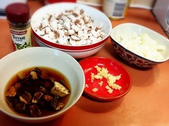 step1: 首先洋蔥及蘑菇切粒，預備蒜蓉， Porcini Mushroom（牛肝菌菇）用熱水浸軟.