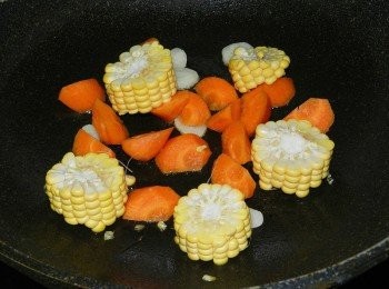 step10: 起一油鍋，爆香蒜片，加入用Dr's Formula果蔬淨洗淨後，滾刀切好的紅蘿蔔與切塊的玉米快炒