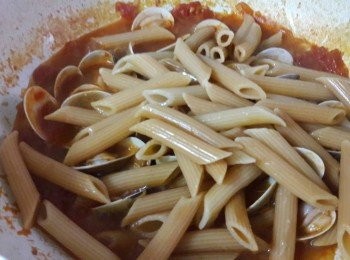 step8: 再加入用另一鍋子煮好的筆管麵拌勻