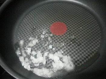 step5: 平底鑊落2湯匙菜油將砂糖煮溶