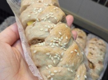 step5: 喜歡的話，可加上白芝麻作裝飾。放入已預熱焗爐用190度焗25分鐘。