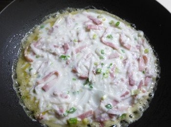 step3: 平底鍋加油待鍋熱舀入麵糊攤平,煎至定型再翻面煎至金黃即可起鍋切片享用~