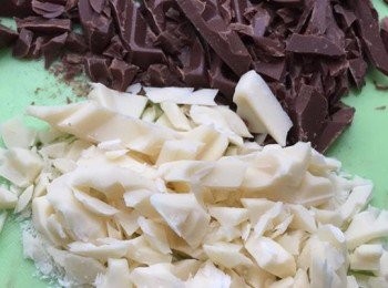 step4: 拌入配料。麵團包裹在保鮮袋冷藏至最少24小時，但不超過72小時。