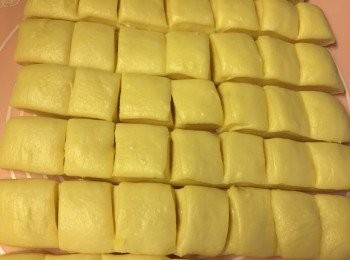 step3: 用刮刀切成每粒麵團2cm x 2cm