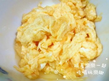 step4: 倒入已加熱的油鍋中快炒後撈起備用。