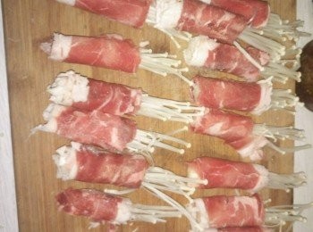 step2: 將每個肥牛卷中都插入金針菇，建議在肥牛未完全解凍的時候插，解凍就不好插了