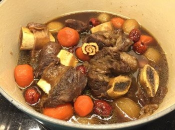 step4: 用已熬煮好之湯汁去炆牛肋骨、紅蘿蔔、白蘿蔔、栗子、銀杏、紅棗、冬菇煲至材料稔身及入味便可（其間可關火蓋上鍋蓋焗下佢，目的使牛肋骨更容易稔身），完成後加上已炒香之松子更地道。