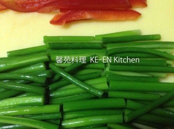 step3: 蒜苔切斷、紅椒切絲
