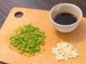 step2: 尖椒去頭然後切開挖走籽及囊後切碎，蒜頭去衣去頭切碎，<span class="group_2">醬汁材料</span>拌勻