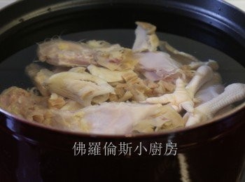 step5: 將所有材料加水後大火煲滾，再中小火煲三個鐘