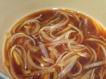 step2: 將[黑豚汁]材料放入煲內煮滾後加洋蔥蓋蓋五分鐘後打開蓋繼續慢慢煮煮到洋蔥軟化。