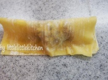 step2: 雲吞皮三邊搽水，對摺