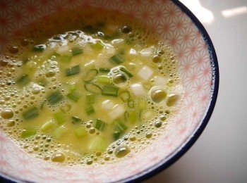 step1: *青蔥切成蔥花並將所有<span class="group_1">食材</span>混勻後，將蛋液打出有點起泡的狀態。