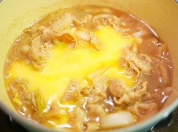 step4: 倒入雞蛋(不要拌), 直至半熟後蓋上鍋蓋熄火用鍋子餘溫悶熟, 淋上飯面即成!