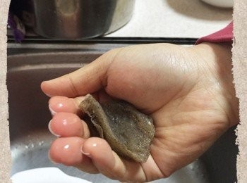 step3: 解凍的蒟蒻用手擰乾。