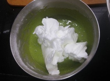 step5: 取部分蛋白糊倒落蛋黃糊中，利用fold  in方法(由下刮向上)拌勻