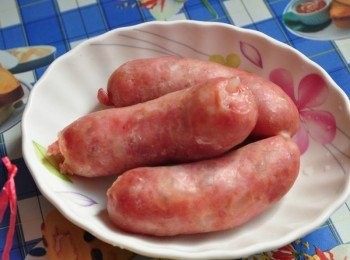 step1: 先將香腸放置電鍋蒸約略10分鐘