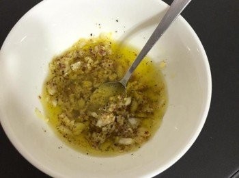 step4: 大蒜切泥，和<span class="group_1"><span class="group_2">沙拉醬</span></span>全部攪在一起，淋上沙拉即可