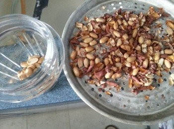 step7: 花生去衣後放入攪拌機內