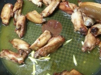 step6: 將已波好的<a href="https://bit.ly/3zHU5V3" target="_blank" data-keyword="雞翼" class="guide-link"><strong>雞翼</strong></a> <span style="display:inline-block;vertical-align:middle;margin-top:-3px;color:initial;border-radius:3px;padding:2px 3px;font-size:12px;line-height:14px;background:#87d300;color:#fff;">即買</span> 落鑊撈勻汁料