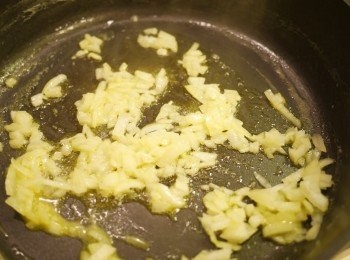 step3: 加熱牛油至少少冒煙, 加入洋蔥炒香