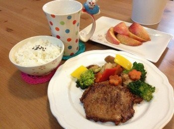 step5: 先在嚴守餐前吃水果，所以先吃水果再吃主菜 豬肉是優質蛋白質，每天適度攝取不要過於烹調的的豬肉對身體很好喔