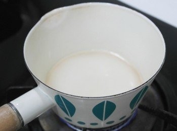 step1: 首先來製作焦糖。取一鍋倒入砂糖及水，開中小火慢慢煮。