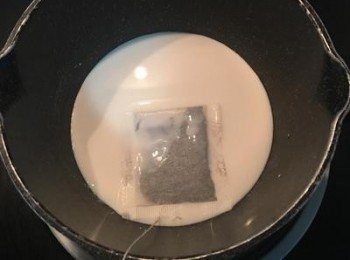 step2: 將茶包放入牛奶中,小火慢煮成奶茶.茶包要擠乾喔,要不然拌粉時水份會不夠.
